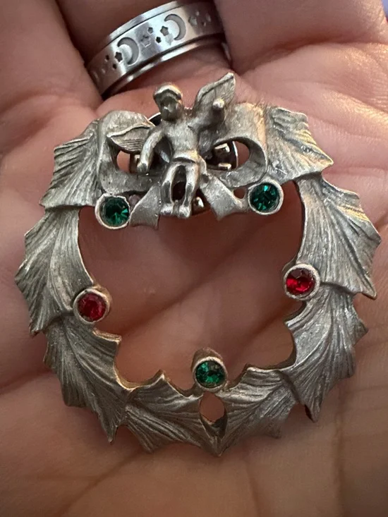 Set of FOUR Christmas/holiday themed pins - Picture 4 of 6